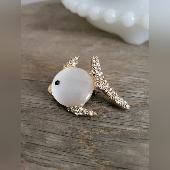 Jelly Belly Style Embellished Fish Brooch - Picture 2 of 7